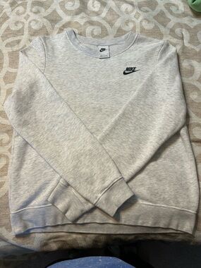 Nike Women’s Crewneck Sweatshirt - Light Gray